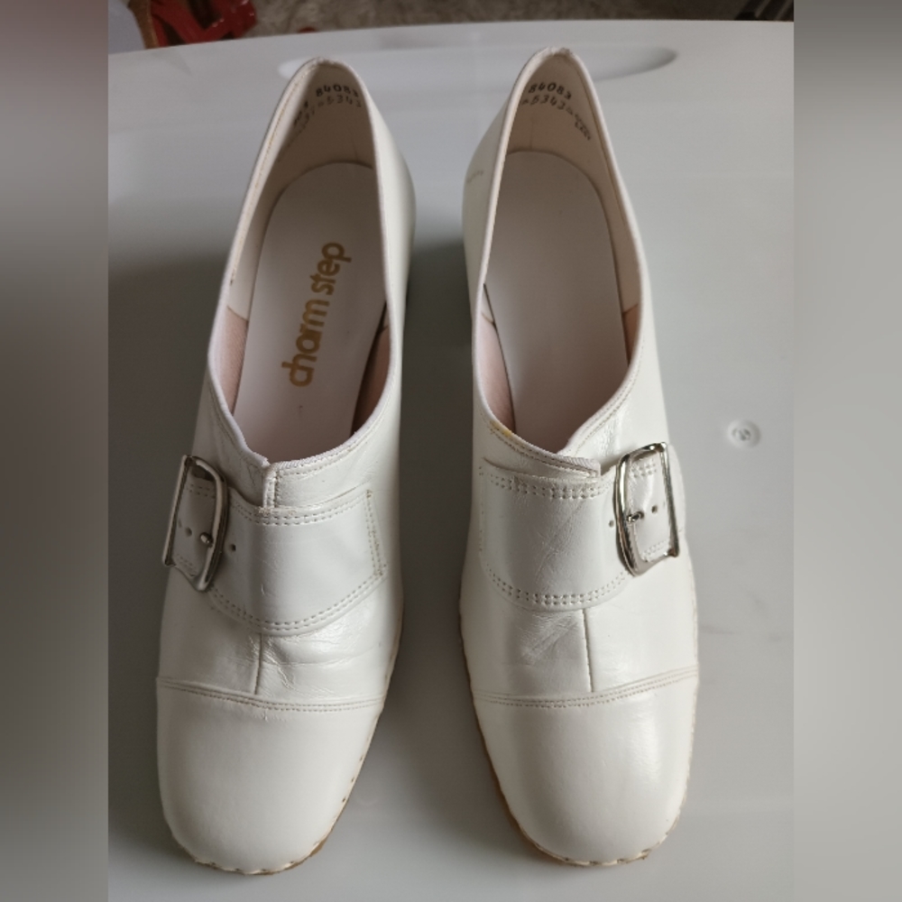 Charm step vintage white size 7.